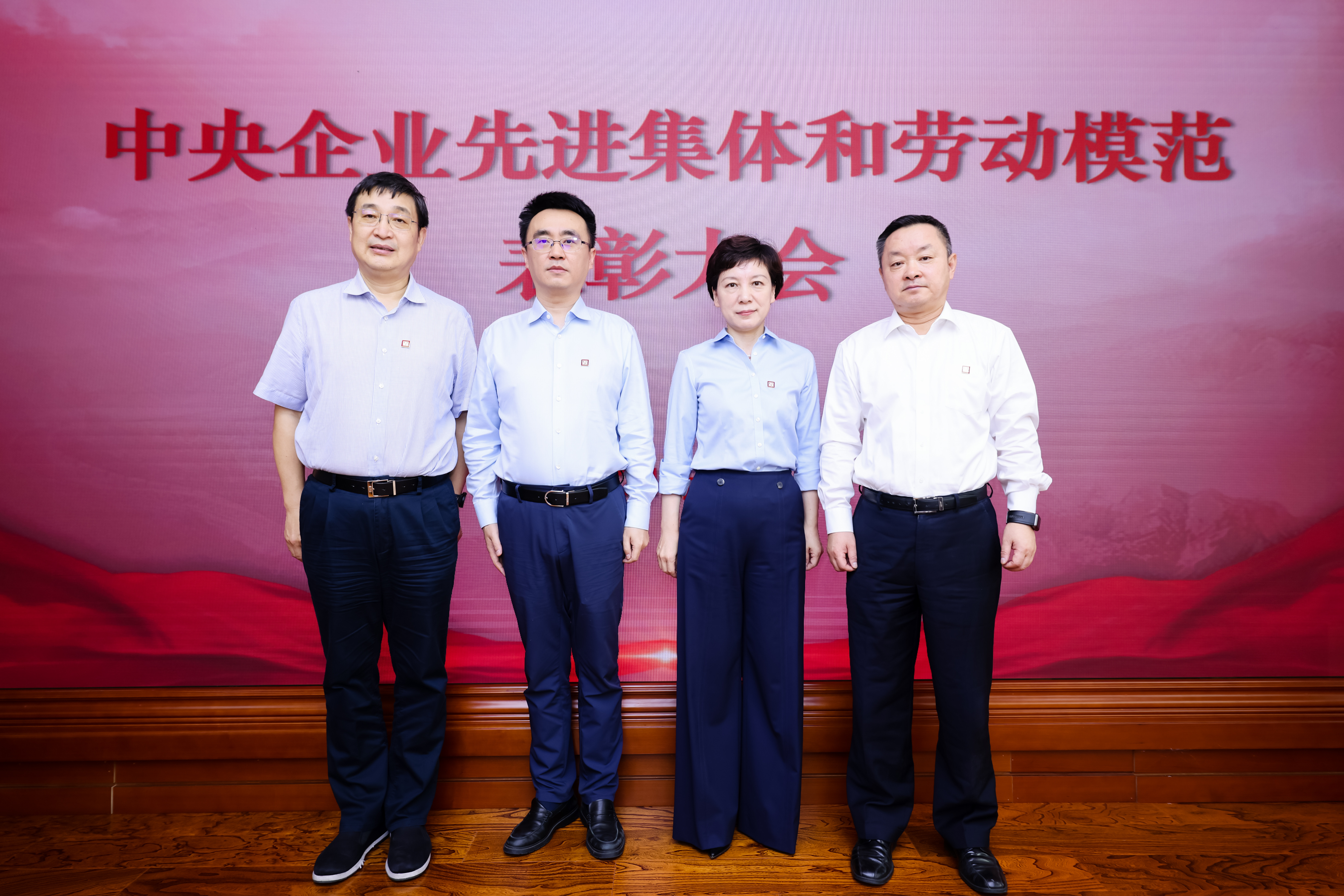 52a082e57bb148f9b15fe2569567a70b